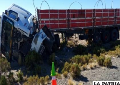 El tracto camión salió de la vía y volcó de manera lateral /LA PATRIA