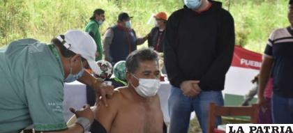 El asambleísta electo por usos y costumbres, Wilson Cortez fue uno de los primeros en ser inmunizado / EL DEBER