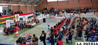 Socialización del Plan de Industrialización del Litio en el Coliseo de Coipasa /LA PATRIA
