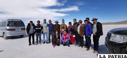 Autoridades visitan el Salar de Coipasa /LA PATRIA