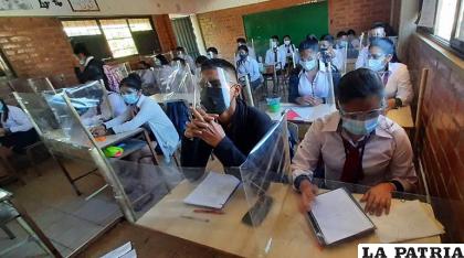 Padres de familia y profesores construyeron protectores de cañahueca en el colegio “Anselmo Andreotti” /LOS TIEMPOS