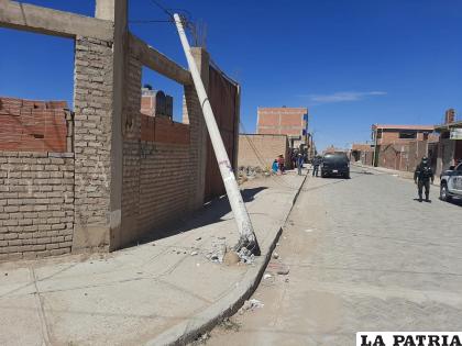 El chofer derribó dos postes de luz en su trayecto por la avenida /LA PATRIA