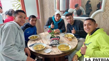 Un almuerzo de camaradería para motivar a los futbolistas /SOS