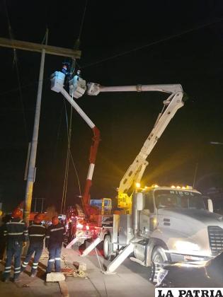 El trabajo de reparación que realizó anoche el personal de empresa de electricidad /ENDE DeOruro