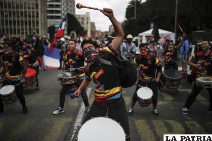 Jóvenes tocan tambores durante una protesta en contra del gobierno /AP Foto/Ivan Valencia