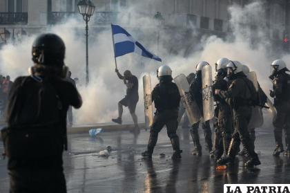 La policía de Grecia usa gas lacrimógeno para dispersar a unos manifestantes durante un mitin en la plaza Sintagma, en el centro de Atenas /AP Foto/Yorgos Karahalis