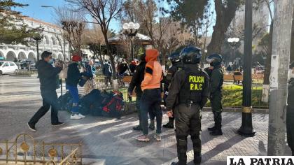 Los inmigrantes en la plaza principal 10 de Febrero /LA PATRIA