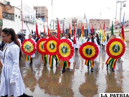 El último desfile escolar por 6 de Agosto fue en 2019 /elsajama.com