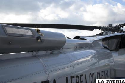 Los tiros en el fuselaje en un helicóptero de la Fuerza Aérea Colombiana después de ser atacado cuando transportaba al presidente Iván Duque /César Carrión/Presidencia de Colombia vía AP, Archivo