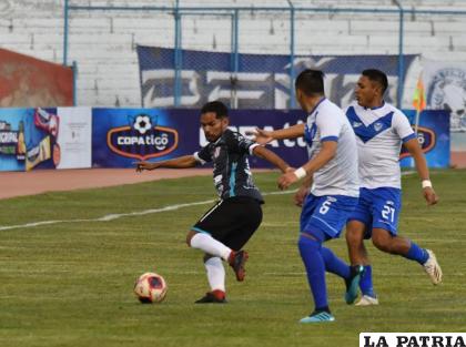 Alejandro Bejarano con el dominio de la pelota /LA PATRIA
