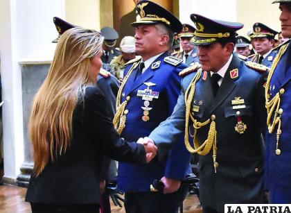 Excomandante de Ejército, Iván Inchauste Rioja, junto a la expresidente Áñez /ARCHIVO PÁGINA SIETE
