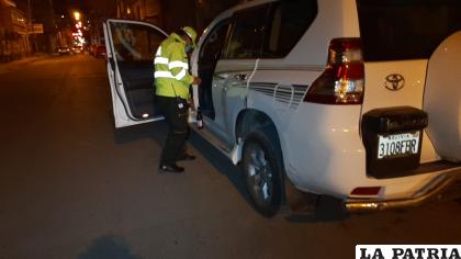 Personal policial da cuenta de las botellas de cerveza del interior del vehículo /LA PATRIA