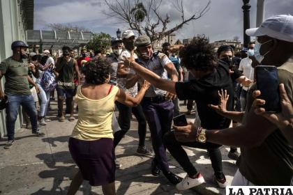 La policía detiene a un manifestante antigubernamental el domingo 11 de durante una protesta en La Habana /AP Foto/Ramón Espinosa