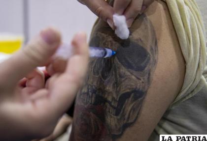 Un trabajador de la salud inyecta una dosis de la vacuna CanSino contra COVID-19 /AP Foto/Esteban Felix