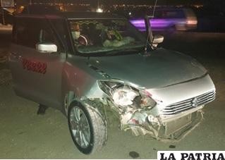 El taxi gris resultó el más afectado en la parte frontal derecha /LA PATRIA