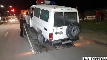 La ambulancia al momento de ser trasladada /LA PATRIA