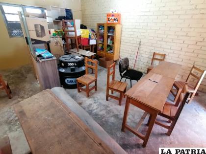 Una de las aulas de esta institución, con bastantes carencias de muebles y espacio /LA PATRIA
