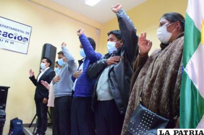 Militantes del MAS juran con el brazo izquierdo hacia arriba en la directiva de padres /LA PATRIA