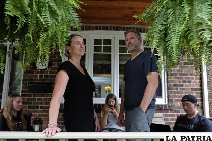 Amanda y David Wood parados con sus hijas, las mellizas Ruby y Lola, y su hijo Ethan sentados en el porche de su casa en Toronto, Canadá, el lunes 12 de julio de 2021. /AP Foto /Kamran Jebreili