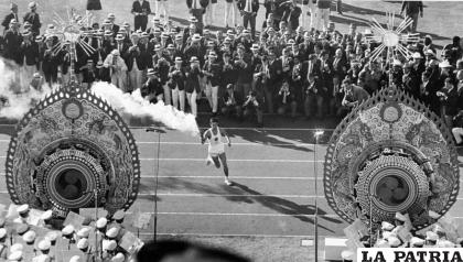 El corredor japonés transporta la antorcha olímpica durante la ceremonia inaugural de los Juegos Olímpicos de 1964 en Tokio /AP Photo, File