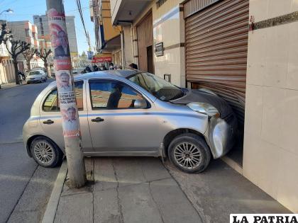 El automóvil se estrelló contra la puerta metálica de una casa /LA PATRIA