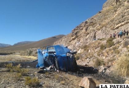 El Volvo quedó de esta manera a un costado de la vía /LA PATRIA