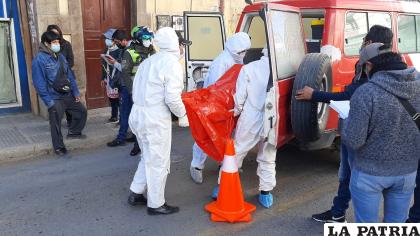 Momento en el que trasladan el cuerpo hacia la morgue /LA PATRIA