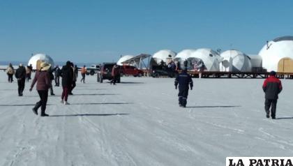 Gente reunida en el lugar de los incidentes del Salar de Thunupa /internet