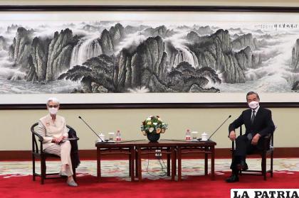 La secretaria de Estado, Wendy Sherman (izquierda) y el ministro de Relaciones Exteriores de China, Wang Yi, se sientan juntos en Tianjín, China. (Departamento de Estado de Estados Unidos vía AP)