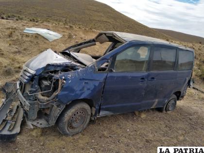 El vehículo quedó de esta manera tras el vuelco de tonel /LA PATRIA