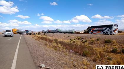 La carretera a La Paz estuvo cortada ayer por el bloqueo /WITMER MANCILLA
