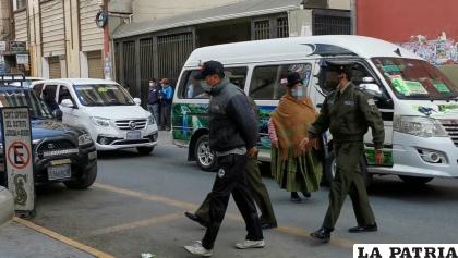 El efectivo es custodiado por policías luego de la audiencia /LA PATRIA