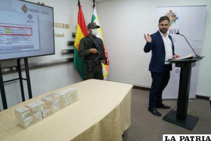 El ministro de Gobierno, Eduardo del Castillo, muestra el dinero recuperado /Ministerio de Gobierno