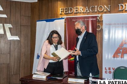 La entrega del convenio entre ambas entidades, tras la alianza estratégica /FEPC