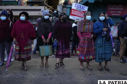 Mujeres bloquean la Carretera Interamericana como parte de una protesta nacional en Totonicapan, Guatemala /AP Foto/Moisés Castillo