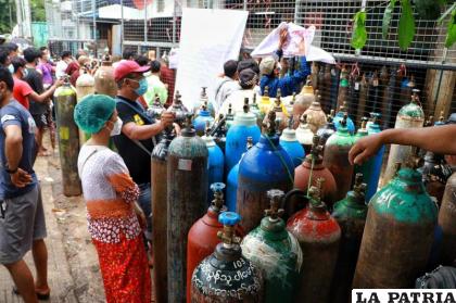 Personas esperan en cola para que les llenen tanques de oxígeno en las afueras de la planta de Naing en Yangón, Myanmar /AP Foto