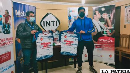 Durante la entrega de los uniformes y medicamentos otorgados por Droguería Inti /LA PATRIA
