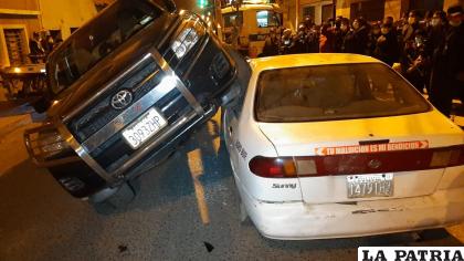 La vagoneta se subió a la parte lateral del taxi y quedó de esta manera /LA PATRIA