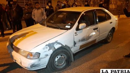 El taxi evidenció algunos daños materiales /LA PATRIA