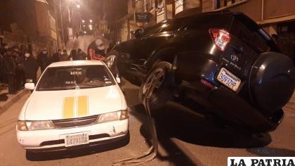 Instantes después retiraban el vehículo con ayuda de una grúa /LA PATRIA