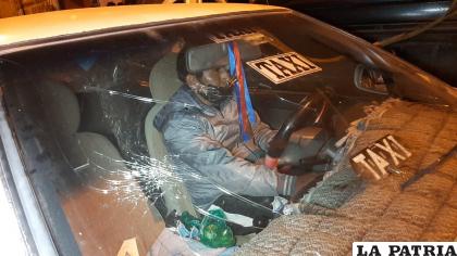 El taxista tuvo que esperar hasta que remolquen el vehículo infractor para poder salir /LA PATRIA