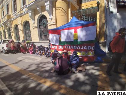 Los trabajadores de Avance de Obras se mantuvieron firmes en la medida de presión /LA PATRIA