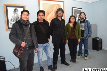 Algunos de los artistas que exponen sus obras en el “Valerio Calles” /LA PATRIA