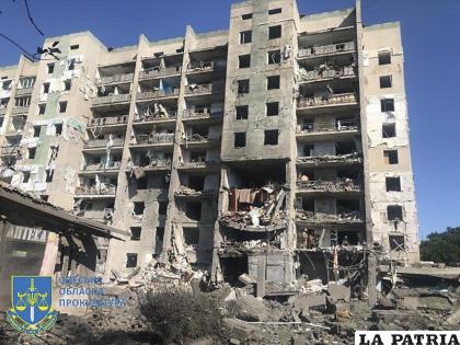 Un edificio residencial dañado por un ataque ruso 
/Servicio de Emergencia de Ucrania vía APchez
