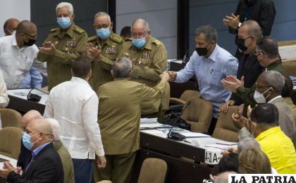 El general Luis Alberto Rodríguez López-Calleja, a la derecha, saluda al expresidente cubano Raúl Castro /Irene Pérez/Cubadebate via AP