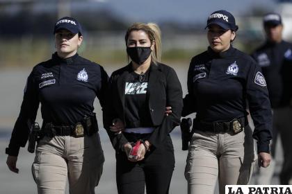 Nini Johana Usuga, alias “La Negra”, es esposada por agentes de Interpol /AP Foto/Iván Valencia