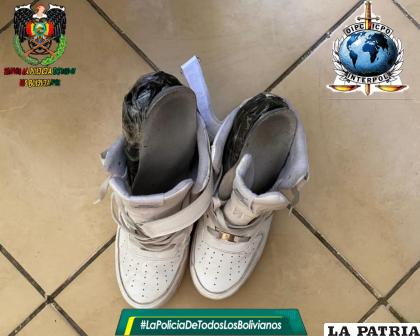 Los estupefacientes estaban camuflados en las plantillas de sus zapatillas /Comando de la Policía de Oruro