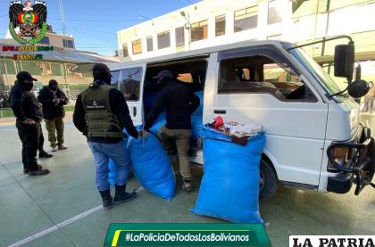 El minibús y los fardos fueron entregados a la Aduana /Comando de la Policía de Oruro
