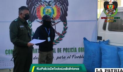 El comandante Arraya entregó lo incautado 
/Comando de la Policía de Oruro
