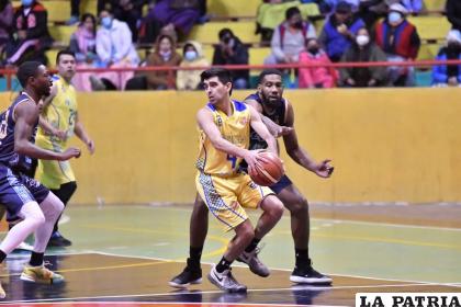 Daniel Orresta, jugador de Carl A-Z con el dominio del balón 
/Emilio Castillo